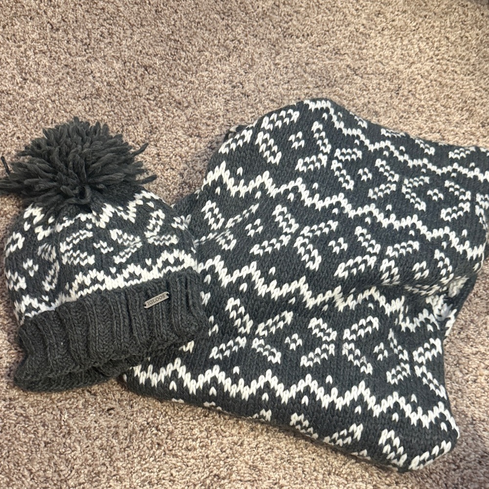 Igloo Charcoal and Ivory Knit beanie and scarf Accessory